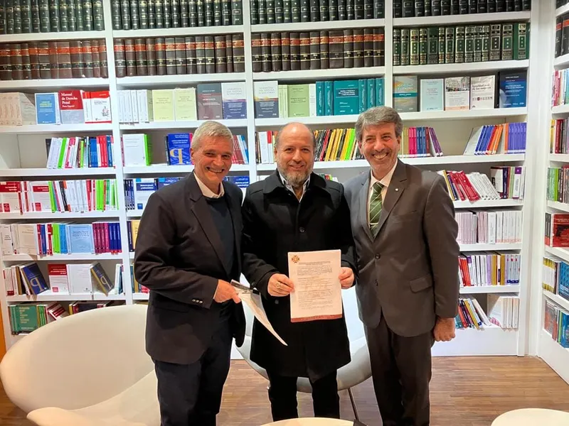 Maestro Iván Torres La Torre y Dr. Ricardo Ángel Basílico, presidentes en Perú y Argentina del Instituto Peruano Argentino de Derecho Penal, firman convenio académico con la prestigiosa editorial argentina D y D.