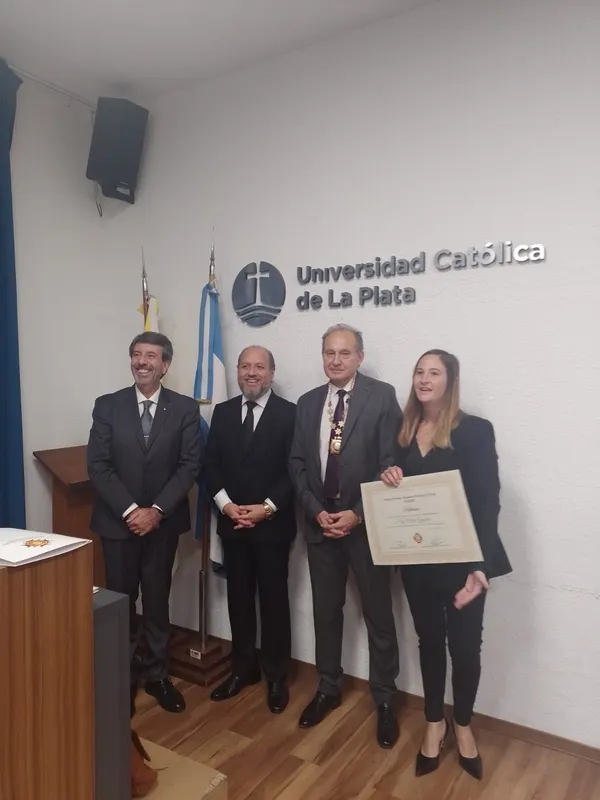 De izquierda a derecha: Maestro Iván Torres La Torre Presidente del IPADEP en Perú, Dr. Ricardo Basilico Presidente del IPADEP en Argentina, el Señor Decano de la Facultad de Derecho Universidad Católica de La Plata Dr. Miguel Gonzales Andia, y la Jefa Académica de la casa de estudios Dra. Nadia Genzelis.
