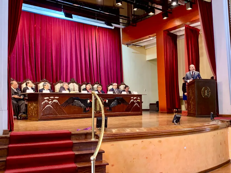 Maestro Iván Torres La Torre, presidente del Instituto Peruano Argentino de Derecho Penal - IPADEP, presidió la ceremonia de condecoración al Dr. Juan Carlos Ferré Olivé, Decano de la Facultad de Derecho de la Universidad de Huelva - España, en el Paraninfo de la Universidad Nacional Federico Villarreal.