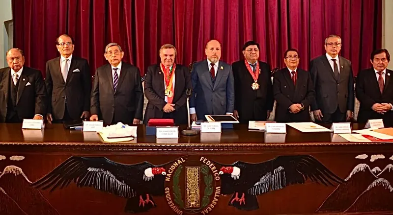 Notables integrantes de la mesa de honor en Acto Académico de condecoración al Dr. Juan Carlos Ferré Olivé, Decano de la Facultad de Derecho de la Universidad de Huelva - España, en el Paraninfo de la UNFV.