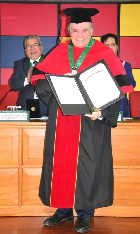 Doctor Honoris Causa, profesor Juan Carlos Ferré Olivé, ataviado con la indumentaria Doctoral Honoris Causa por la Universidad Ricardo Palma.