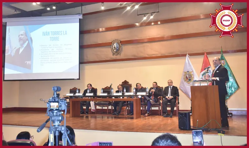 El Presidente del Instituto Peruano Argentino De Derecho Penal , Maestro Iván Torres La Torre en acto académico de imposición de la Máxima Distinción que otorga el IPADEP al Maestro José Urquizo Olaechea en la Universidad Nacional Mayor de San Marcos.