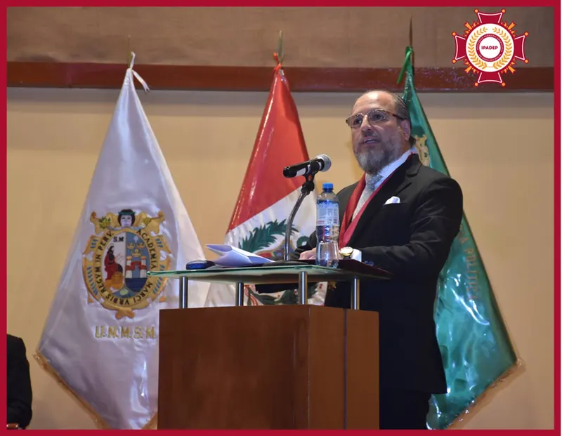 El Presidente del Instituto Peruano Argentino De Derecho Penal , Maestro Iván Torres La Torre en acto académico de imposición de la Máxima Distinción que otorga el IPADEP al Maestro José Urquizo Olaechea en la Universidad Nacional Mayor de San Marcos.