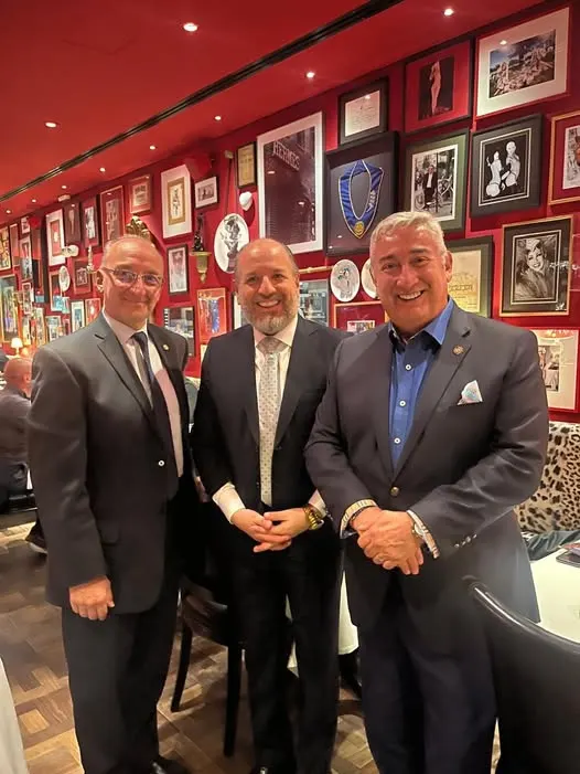 Maestro Iván Torres La Torre, en compañía del Dr. Raúl Lozano Merino y Dr. Sergio Ricci, en el restaurante Le Président de São Paulo.