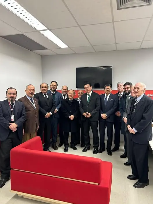Maestro Iván Torres La Torre, con los profesores del claustro académico de la FMU - Facultad de Derecho.