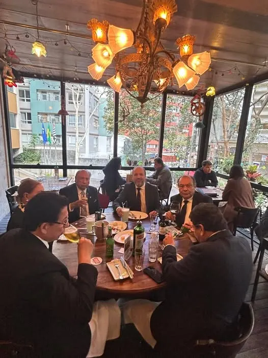 Maestro Iván Torres La Torre en grata compañía con amigos en el Restaurante Famiglia Mancini en Sao Paulo luego de magistrales conferencias.