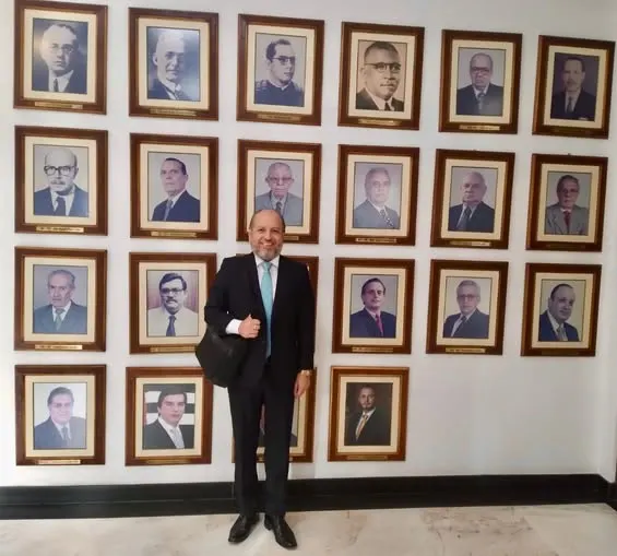 Maestro Iván Torres La Torre en el salón de presidentes del Colegio de Abogados de Sao Paulo, Brasil.