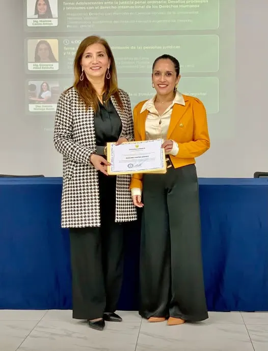 Mg. Marlene Castro Arroyo recibe reconocimiento por su extraordinaria conferencia con ocasión de la Semana Jurídica de la Facultad de Derecho y Ciencias Políticas de la Universidad Católica de Trujillo.