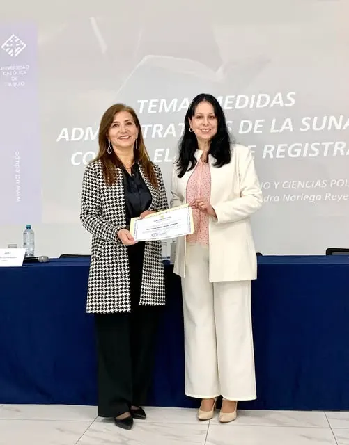 Mg. Giovanna Abad Saldaña recibe reconocimiento por su extraordinaria conferencia con ocasión de la Semana Jurídica de la Facultad de Derecho y Ciencias Políticas de la Universidad Católica de Trujillo.