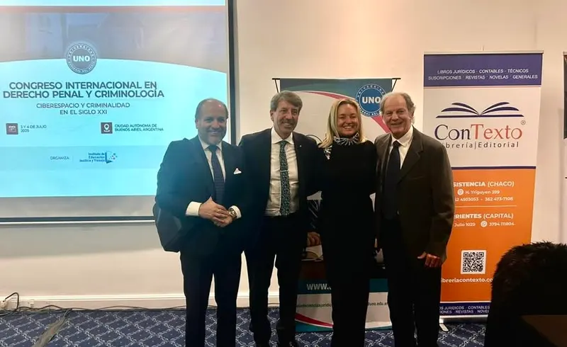 De izquierda a derecha: Maestro Iván Torres La Torre, presidente del Capítulo Perú del IPADEP, Dr. Ricardo Ángel Basílico presidente del Capítulo Argentina del IPADEP, profesora Dupuy y profesor Jorge Buompadre en el Congreso Internacional de Derecho Penal organizado por la Universidad Nacional del Oeste (UNO)en la Ciudad de Buenos Aires.