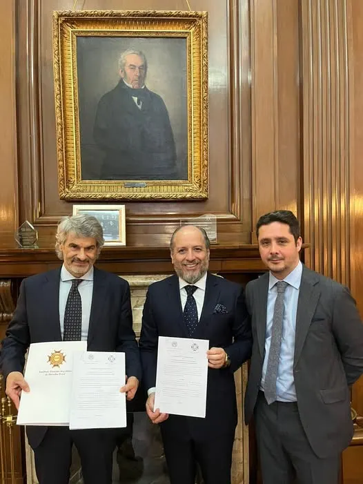 Maestro Iván Torres La Torre, Presidente del Capítulo Perú del Instituto Peruano Argentino de Derecho Penal - IPADEP en histórico momento académico, firmando convenio entre el IPADEP y la prestigiosa Universidad de Buenos Aires - UBA, con la presencia del Dr. Leandro Abel Martínez Subdirector de posgrado de la Universidad Buenos Aires - UBA y el Dr. Leandro Vergara Decano de la Facultad de Derecho - UBA.