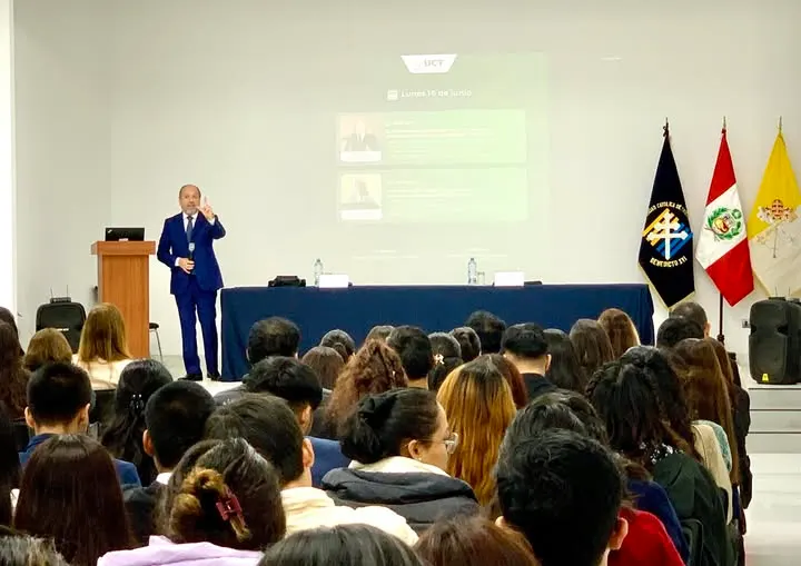 Magnífica conferencia del Maestro Iván Torres La Torre "Desafíos del Derecho Penal y Procesal en Latinoamérica frente a la Criminalidad Organizada" en la Universidad Católica de Trujillo.