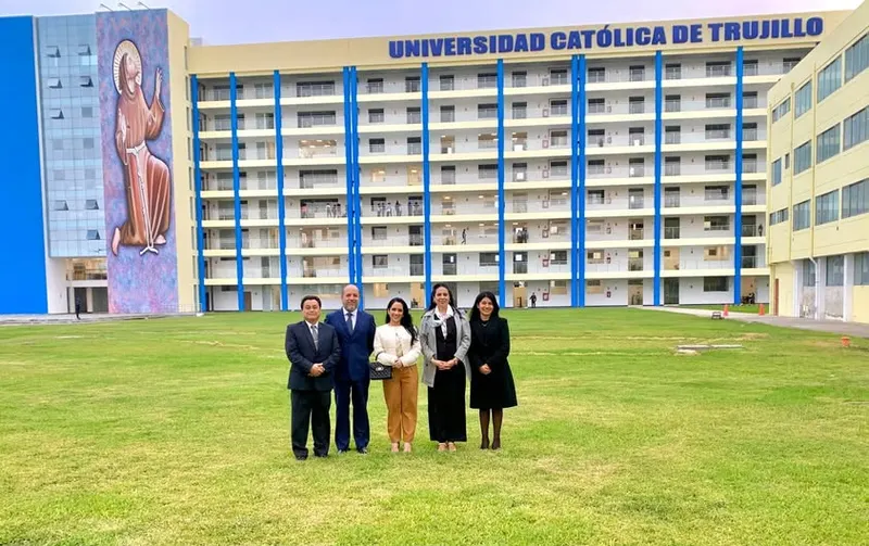 Maestro Iván Torres La Torre acompañado del equipo del IPADEP en visita académica a la Universidad Católica de Trujillo.