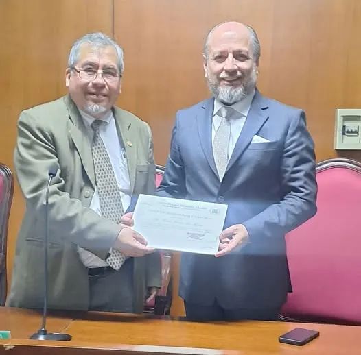 Maestro Iván Torres La Torre - Presidente Capítulo Perú del Instituto Peruano Argentino de Derecho Penal recibe reconocimiento por su magnífica conferencia de parte del Dr. Jesús Manuel Prado Meza - Decano de la Facultad de Derecho y Ciencias Políticas de la Universidad Ricardo Palma.