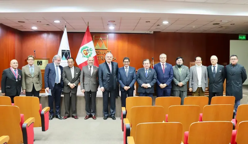 Maestro Iván Torres La Torre en compañía del Embajador José Betancourt Rivera, Embajador Luis Mendivil Canales, Doctor Carlos Navas Rondón, Doctor Gastón Soto Vallenas, Doctor José Palomino Manchego, Doctor Raúl Chanamé Orbe, Doctor Pedro Angulo Arana y el Doctor Víctor Hugo Chanduví en la Academia de la Magistratura. Lima, 17 de julio de 2025.