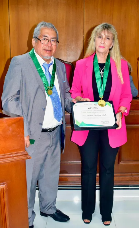 Medalla al mérito académico “Felipe Villavicencio Terreros” otorgada por la Facultad de Derecho y Ciencia Política de la Universidad Ricardo Palma a la profesora argentina Patricia Gabriela Mallo.