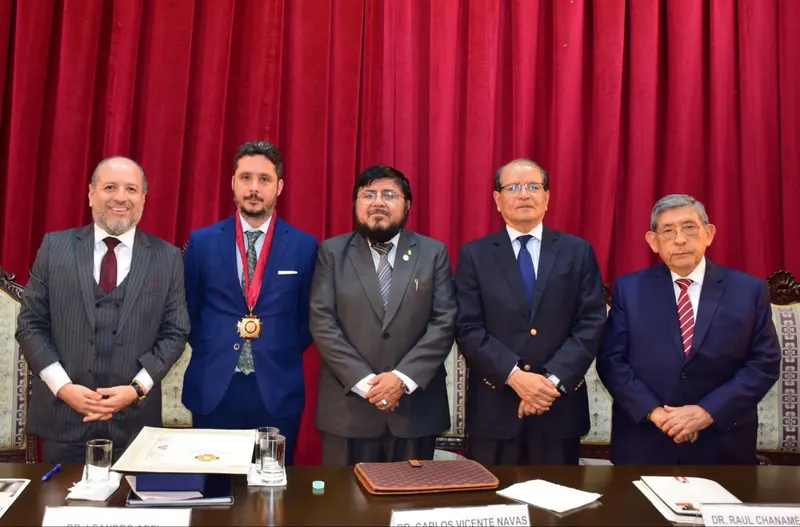 Extraordinaria mesa de honor en Conferencia Internacional: Retos y Desafíos del Derecho Constitucional y Derechos Fundamentales en el Paraninfo de la Universidad Nacional Federico Villarreal.