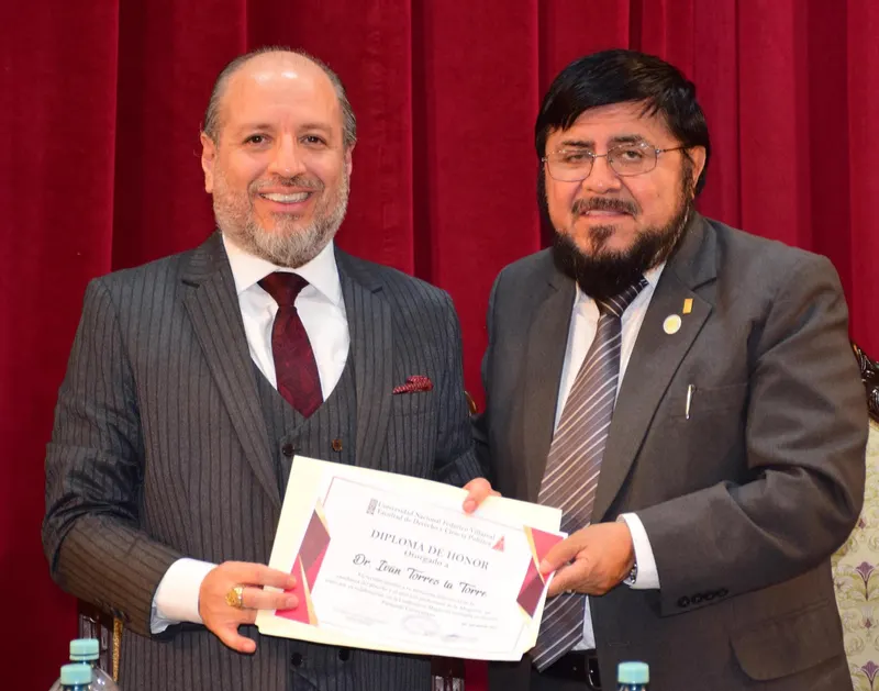 Maestro Iván Torres La Torre recibe reconocimiento por su magistral conferencia por parte del Dr. Carlos Navas Rondon - Past Decano de la Facultad de Derecho y Ciencia Política de la Universidad Nacional Federico Villarreal.