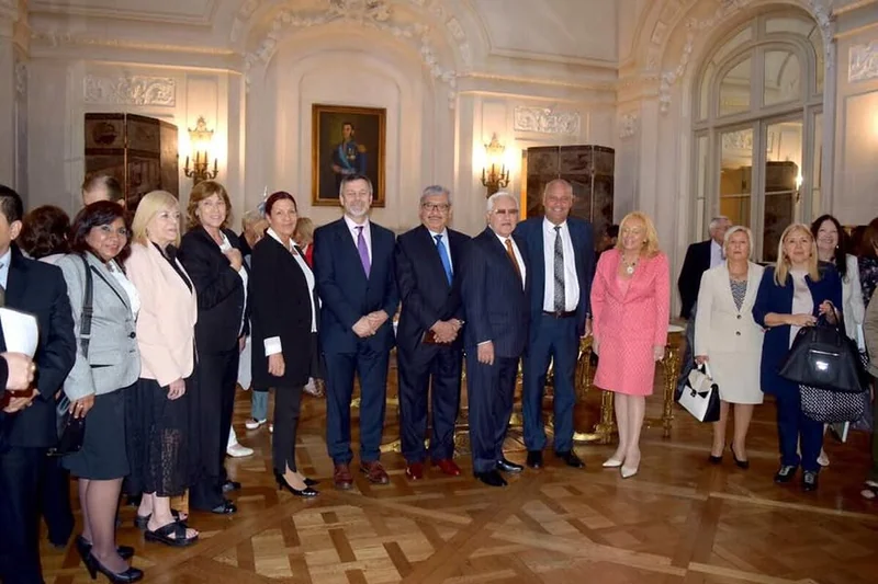 Fotografía grupal de los participantes en uno de los salones de la Cancillería argentina.