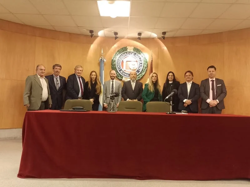 Fotografía grupal de los participantes de la presentación sobre delitos de corrupción.