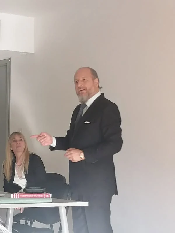Intervención de Iván Torres La Torre durante la presentación de una obra en la unidad de doctorado.