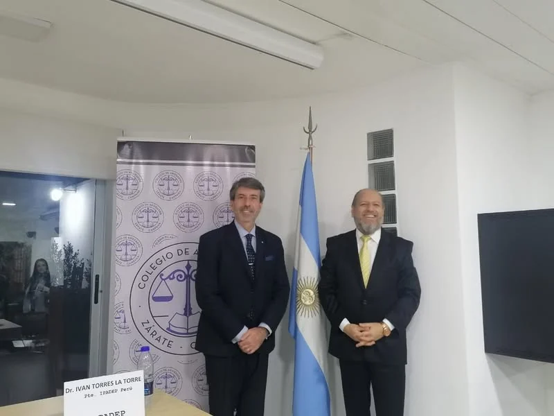 Dos participantes durante la presentación del libro sobre trata y violencia de género.