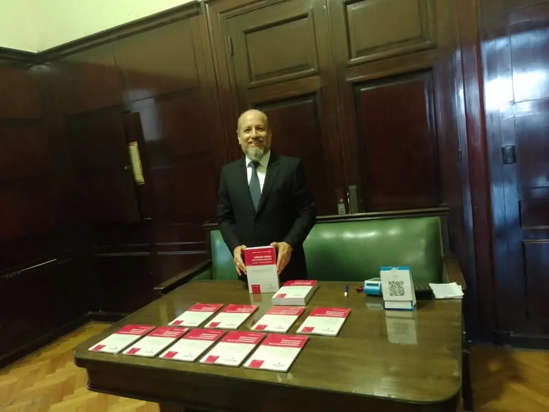 Ejemplares de «Negociaciones incompatibles con la función pública» dispuestos para su presentación.