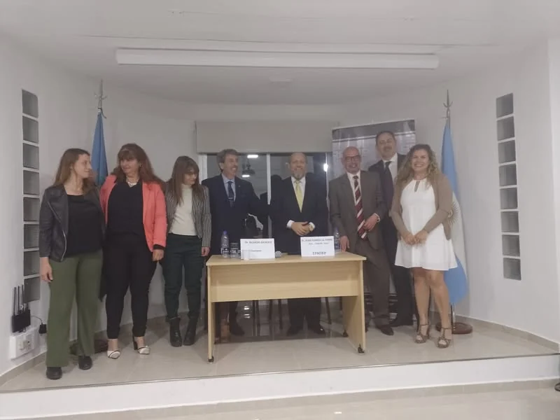 Fotografía grupal de los participantes de la presentación de una obra sobre trata y violencia de género.
