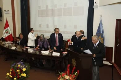 Intercambio de palabras durante la presentación de la obra sobre función pública.
