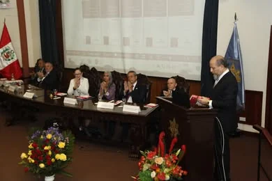 Detalle de la intervención ante la mesa de autoridades y expositores.