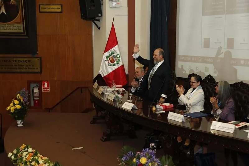 Intervención de Iván Torres La Torre ante la mesa y los asistentes a la presentación del libro.