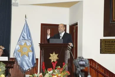 Iván Torres La Torre expone desde el atril durante la presentación de su obra jurídica.