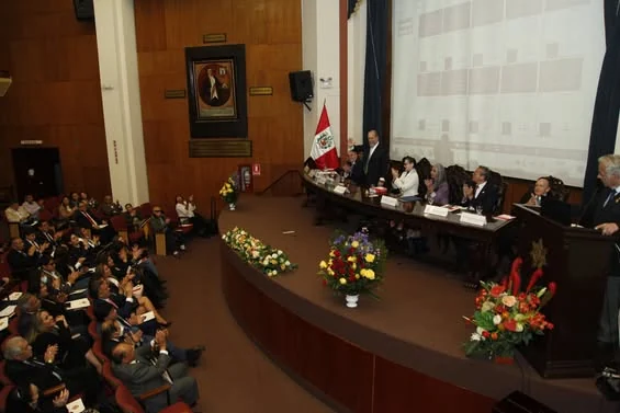 Vista del público y la mesa académica de la presentación de «Negociaciones incompatibles con la función pública».
