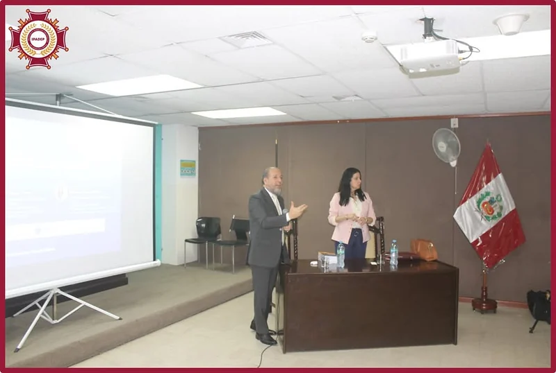 Intervención de los autores durante la presentación del libro en la universidad.
