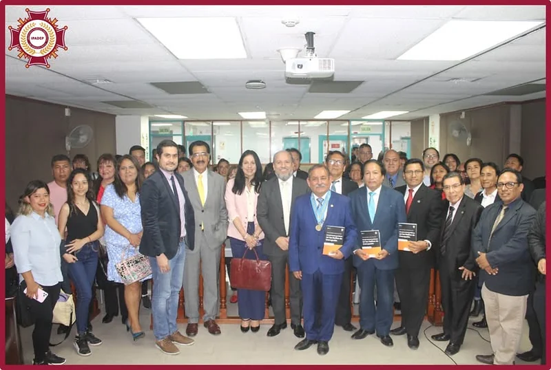 Fotografía grupal de autores y asistentes a la presentación de la obra sobre corrupción de funcionarios.