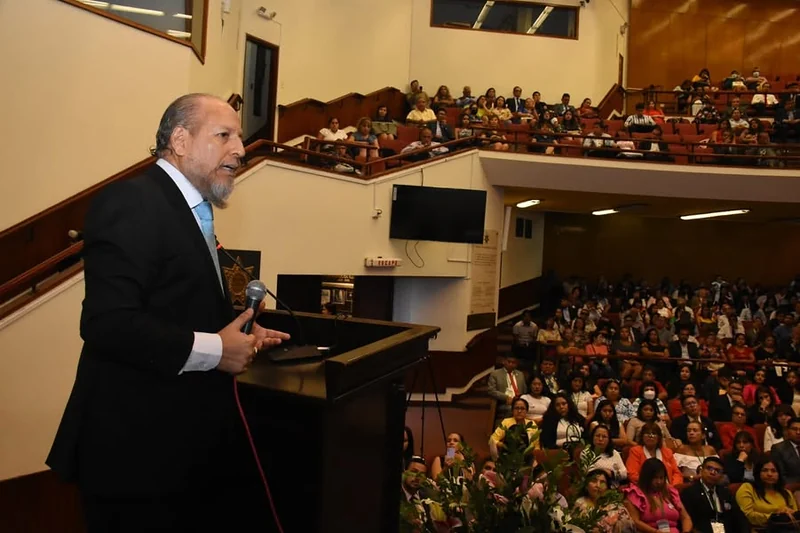 Iván Torres La Torre expone ante un auditorio sobre Derecho Penal.