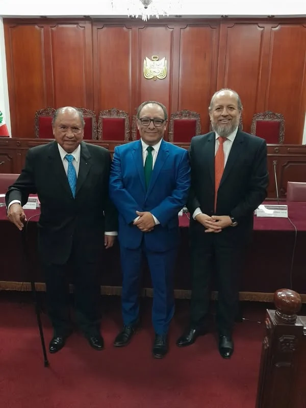 Fotografía de los participantes en la presentación de comentarios al Código Procesal Penal.
