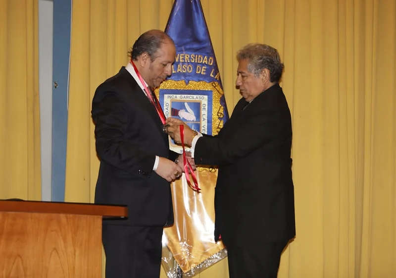 Imposición de una medalla durante las distinciones del Congreso Internacional de Derecho Penal y Criminología.