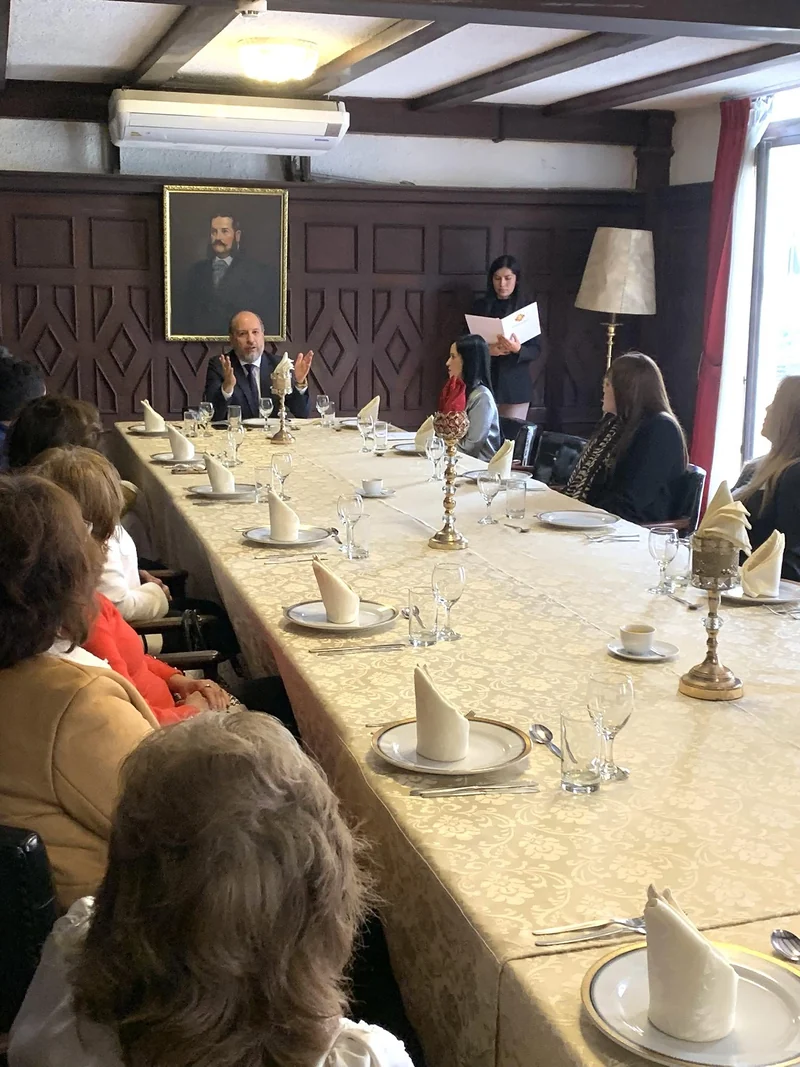 Mesa de trabajo de la comisión organizadora durante una reunión académica.