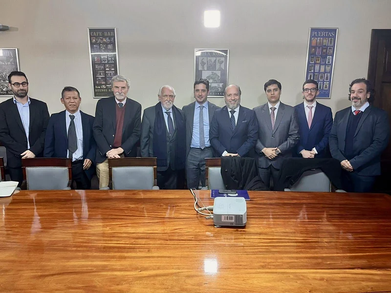 Fotografía de las autoridades reunidas alrededor de la mesa académica.