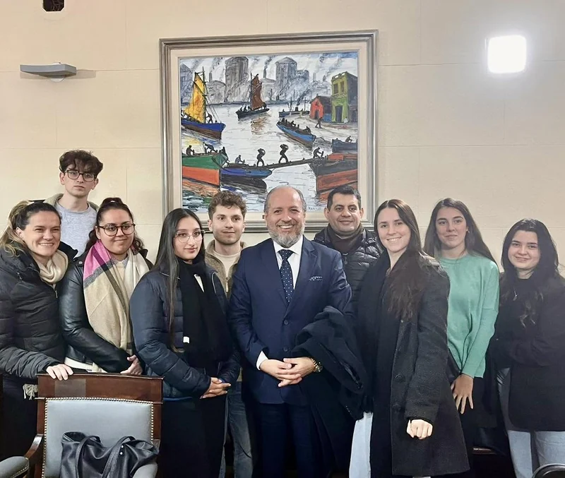 Fotografía grupal de asistentes al encuentro con el Colegio de Abogados.