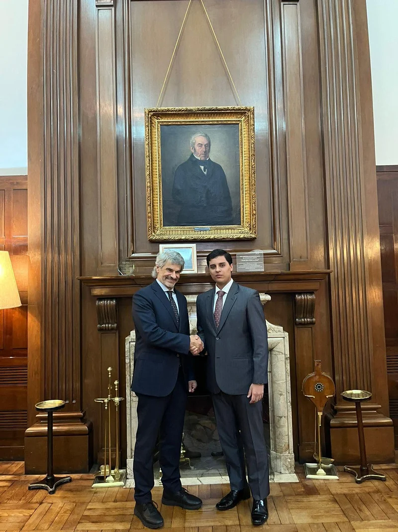 Saludo entre representantes durante el encuentro en la sede del Colegio de Abogados.