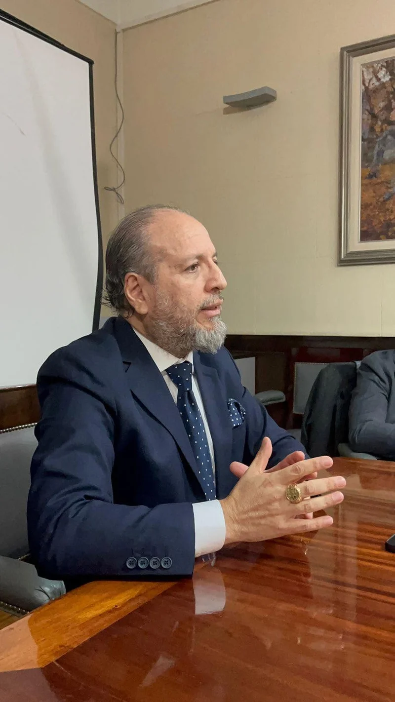Intervención de Iván Torres La Torre durante un encuentro académico con el Colegio de Abogados.