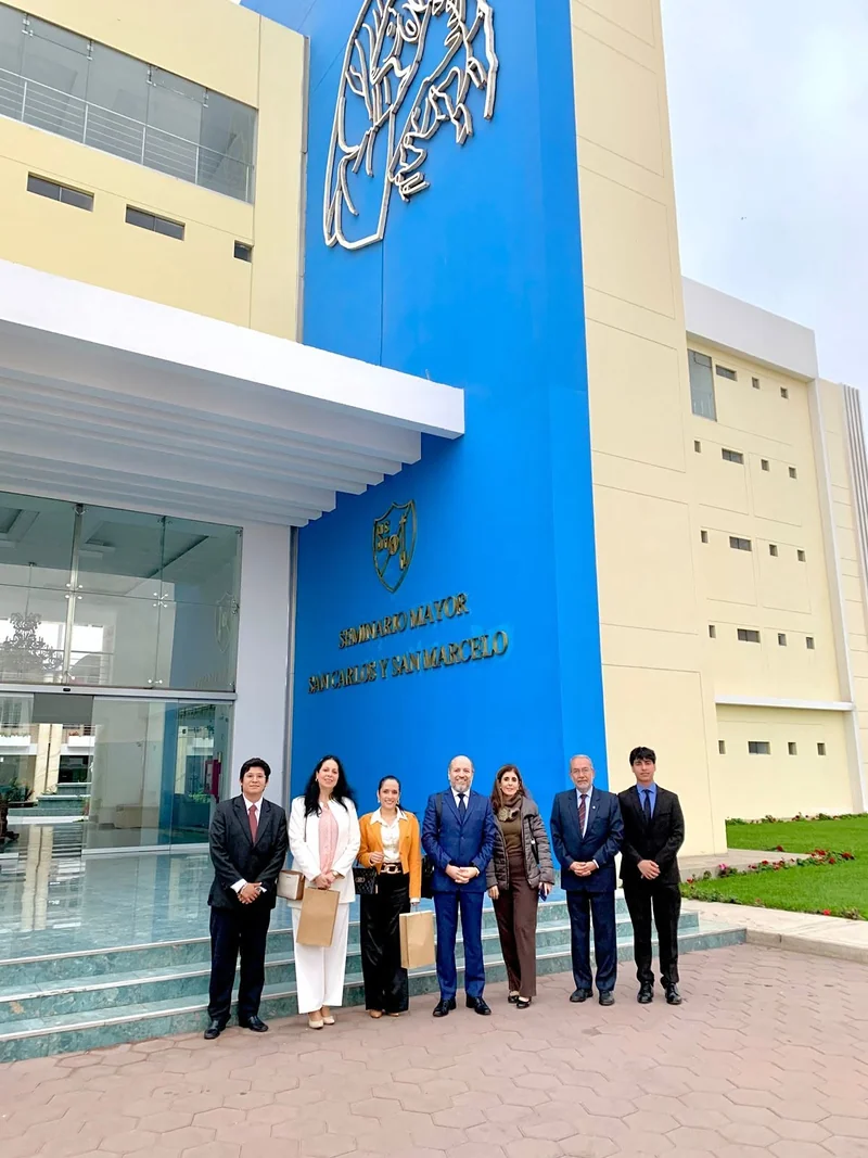 Participantes ante el edificio visitado durante el recorrido académico.