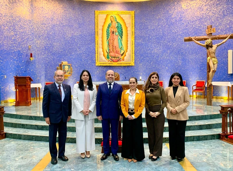 Fotografía grupal de la visita académica a un santuario de la universidad.