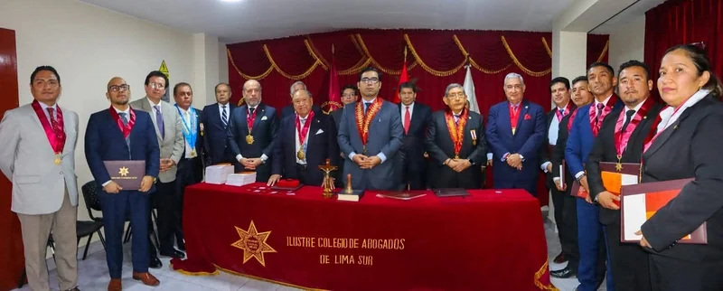 Fotografía grupal de los nuevos incorporados y las autoridades del Colegio de Abogados de Lima.