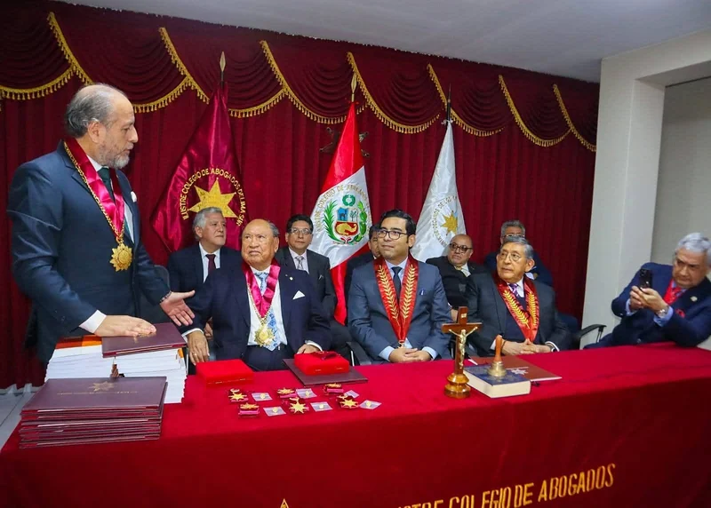 Mesa de autoridades durante la ceremonia de incorporación del Colegio de Abogados de Lima.