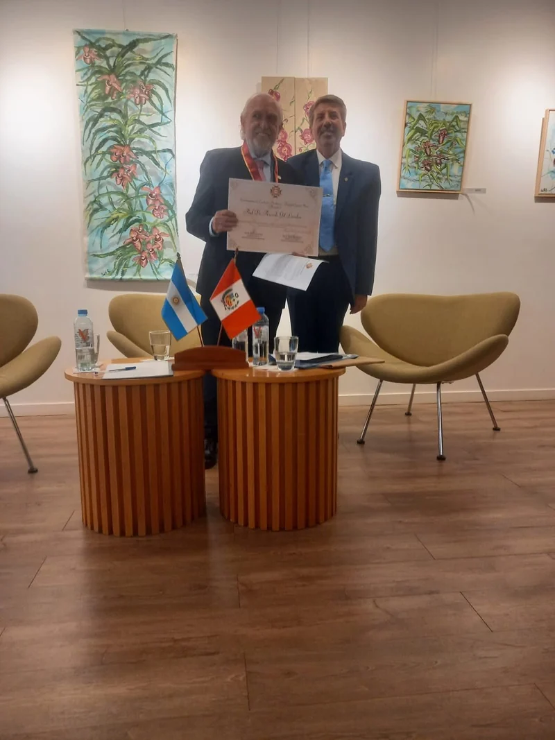 Entrega de un diploma de la máxima distinción académica del IPADEP.