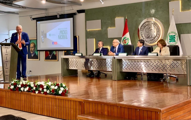Vista de la mesa y del escenario en el homenaje a la prensa nacional.