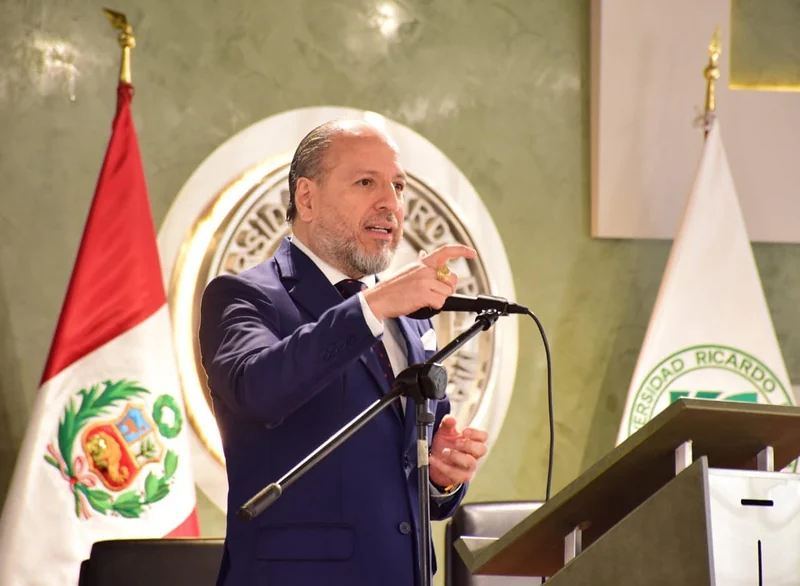 Intervención desde el atril durante el acto académico de homenaje a la prensa.